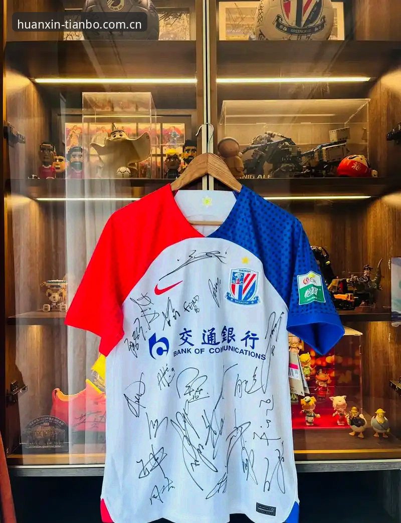 很多人都默认一个逻辑：大牌赞助商的球衣，贵，就一定耐撕。你看球迷版球衣动辄上千，职业球员穿的同款战袍，那肯定是经过千锤百炼、比牛皮还结实的科技面料。这种认知在这次世界杯上被狠狠打脸了——四件彪马球衣，全部在比赛中被对手一拉就破，而同强度的对抗下，阿迪、耐克的球衣一件都没出事。这两组数据摆在一起，像一记闷棍，把"贵=结实"这个等式敲得粉碎。